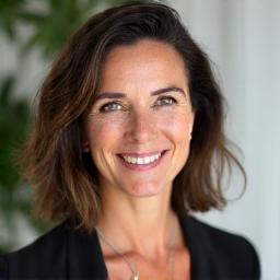 Ritratto professionale della Dr.ssa Alessandra Rossi, psicologa clinica.