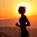 Una persona energica che corre all'aperto all'alba, simbolo di vitalità e sostegno mitocondriale.
