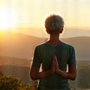 Una persona anziana sorridente e attiva che pratica yoga, simbolo di longevità e invecchiamento sano.