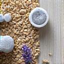 Cristalli di magnesio e chicchi di avena, simbolo di relax, sonno e funzione muscolare.