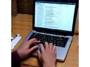 Esempio di persona che scrive una recensione
